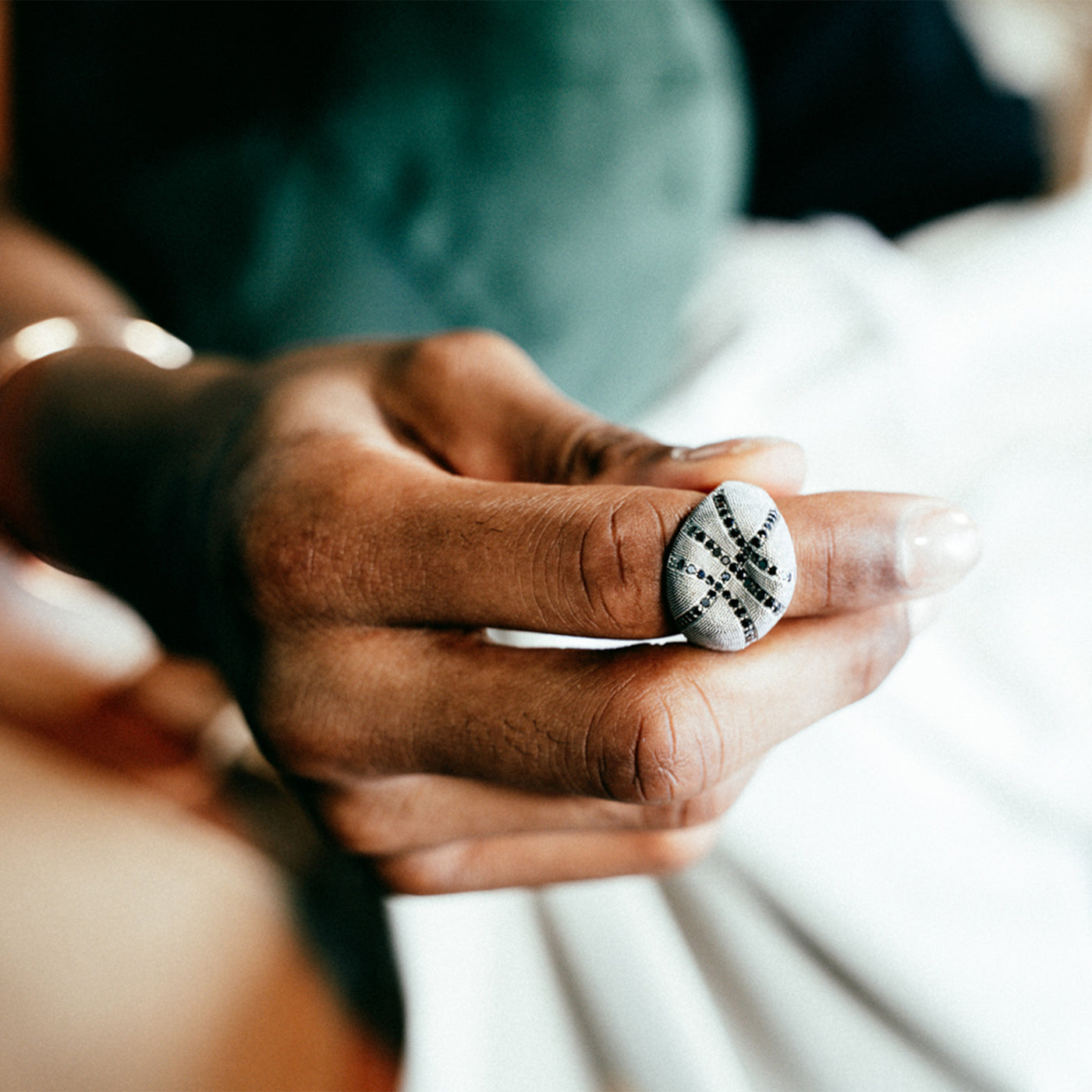 'The Basketball' Crooked Ball Ring, Svart diamant Pavé