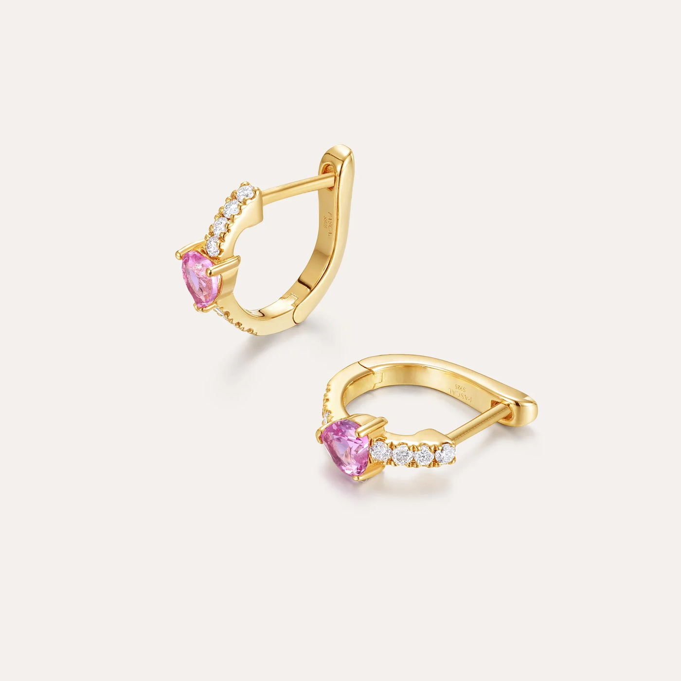 Hermosos pendientes de diamantes con piedra preciosa en forma de corazón